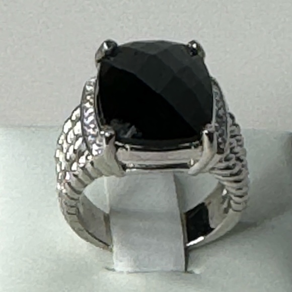 GORGEOUS RING BLACK FACET CUT CZ STONE SIDE CRYSTALS - Picture 5 of 8